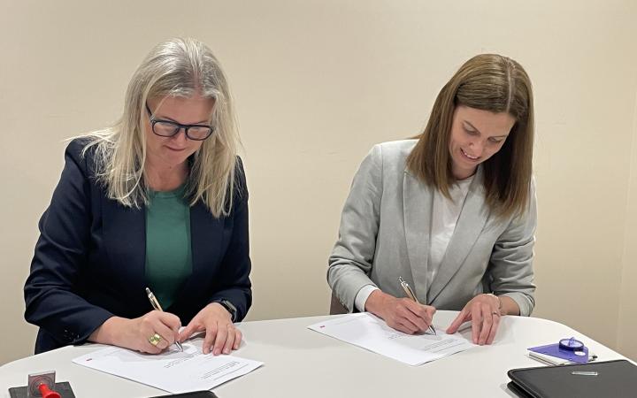 Ombudsman Catherine Wolthuizen, Energy and Water Ombudsman Victoria and Chairperson Kate Symons, Essential Services Commission sign 2023 Memorandum of Understanding 